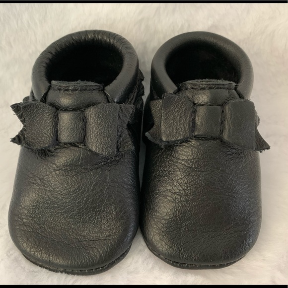 Freshly Picked size 3 Ebony Bow Mocc EUC - Picture 1 of 4